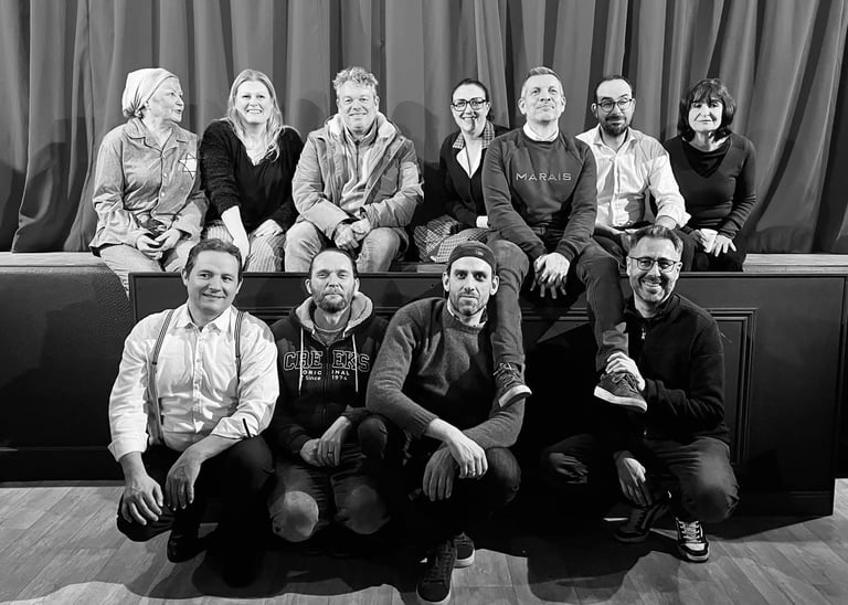 Photo de la troupe AntiGrogne au complet en 2025 en présence de l'auteur de la pièce Résistance(s)