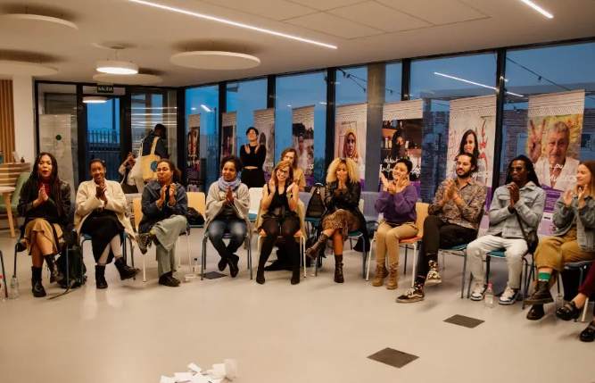 un grupo de personas multiraciales sentadas en circulo