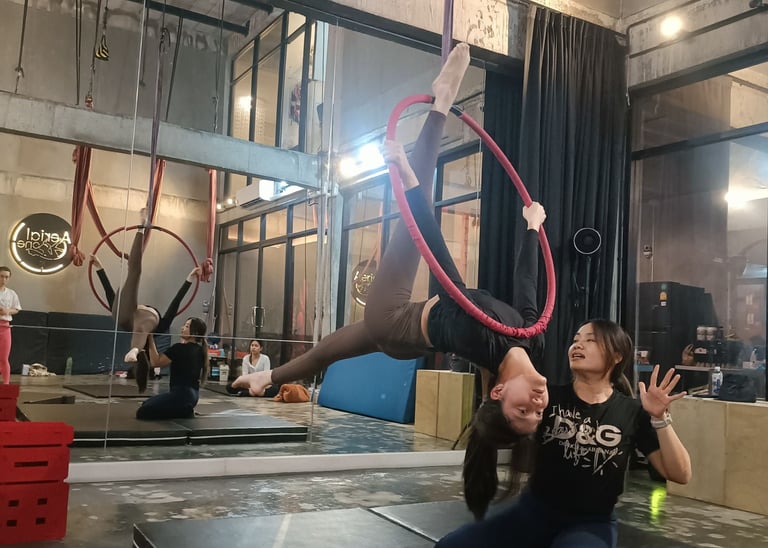 Instructer guide member about body setup and performance on hoop