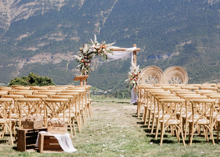 cérémonie laïque de mariage organisée par l'agence évènementielle B free Events dans les Alpes