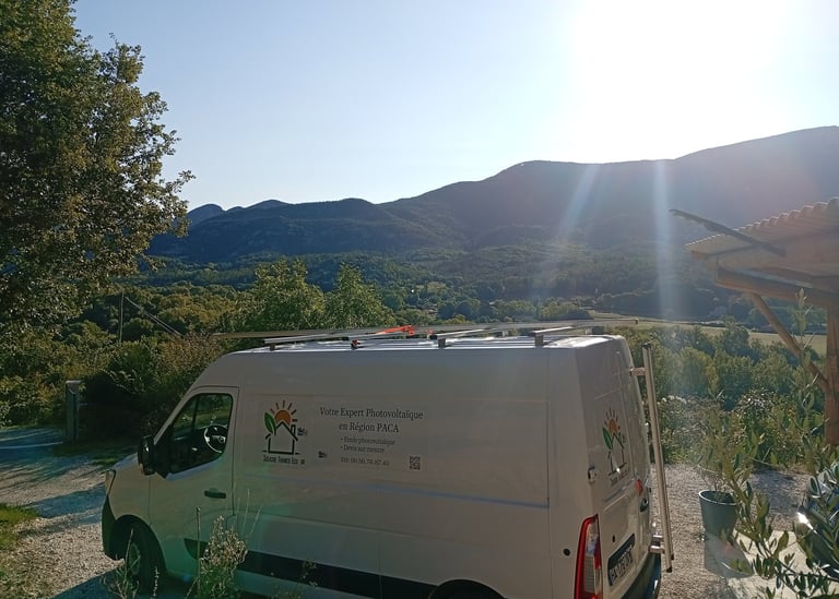 Véhicule Solaire France Éco stationné à Mézel, préparation de l’installation photovoltaïque sur carport.