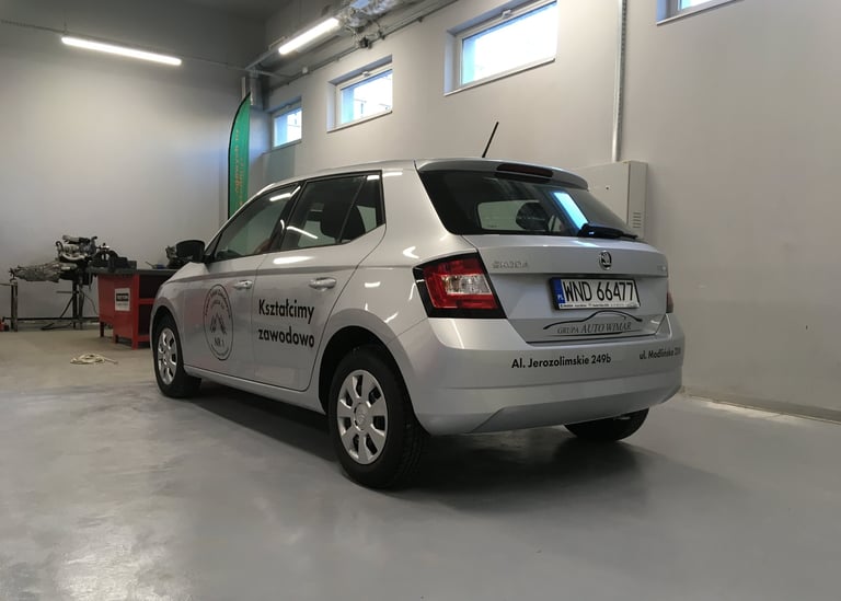 Zdjęcie samochodu w garażu oklejonego reklamą