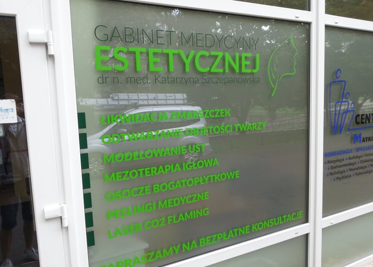 Zdjęcie witryny gabinetu estetycznego na której naklejone są zabiegi, które realizują