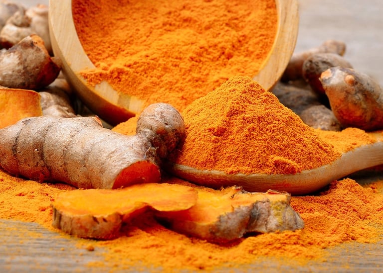 Polvo y raíces de cúrcuma, que contiene curcumina y tumerina, combinación sinérgica para el cuerpo