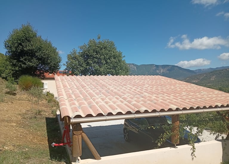Carport à Mézel avant l’installation des panneaux photovoltaïques, vue sur la toiture en tuiles et le paysage environnant