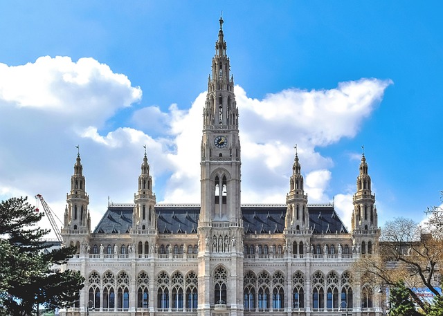 La majestuosa torre del Rathaus de Viena destacando contra el cielo azul. Arquitectura neogótica