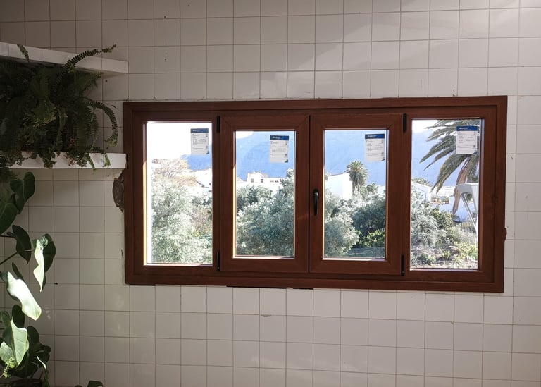 Reforma Integral de Casa de Campo con Carpintería PVC Efecto Madera 