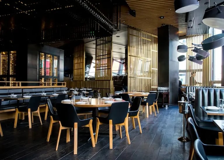 Câblage et alimentation d'équipements de cuisine haute puissance pour restaurants à Montréal.