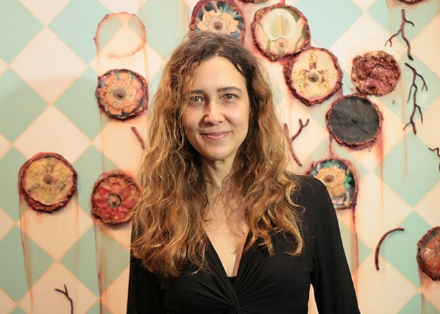  Foto da artista Adriana Varejão em seu estúdio.