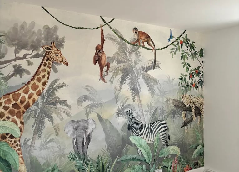 Papier peint mural jungle safari avec girafe, éléphant, zèbre et singes dans une chambre enfant.