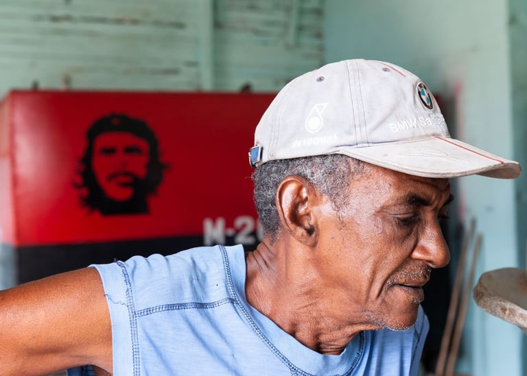 Portrait d'un cubain avec le dessin de Che Guevara