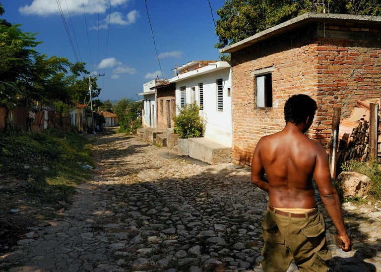 Un ouvrier cubain dans une rue de Trinidad - Cuba