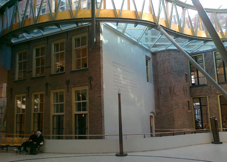 Interior do átrio central da prefeitura de Zutphen com teto de vidas edificações tombadas integradas