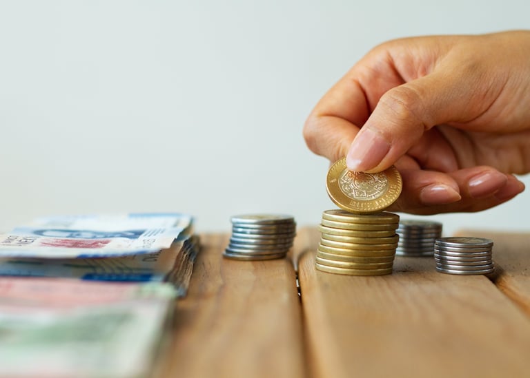 dinheiro e moedas sobre uma mesa de madeira