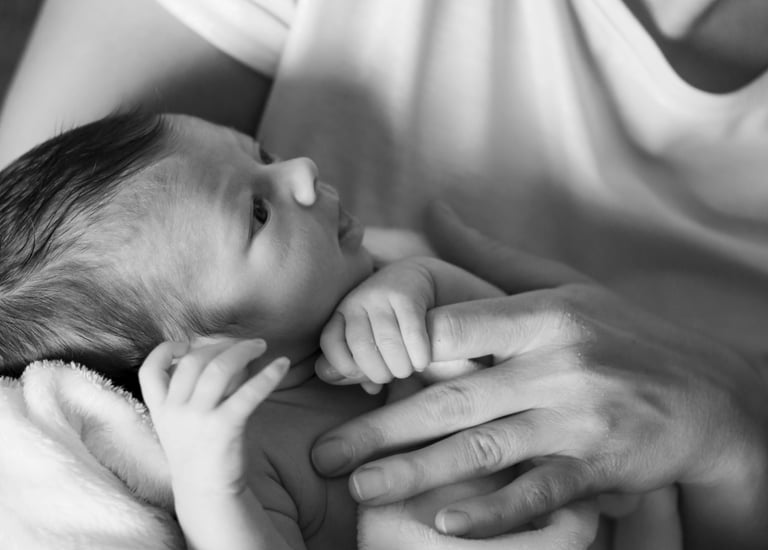 újszülött fotózás fotó lifestyle család otthon Bicske