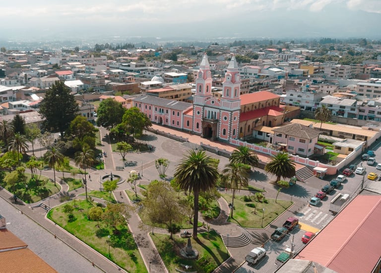 Fotografía aérea con dron de Quito parque central de Conocoto Iglesia