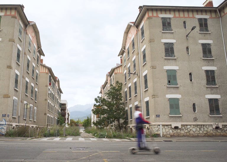 Abbaye Grenoble immeubles vide trotinette