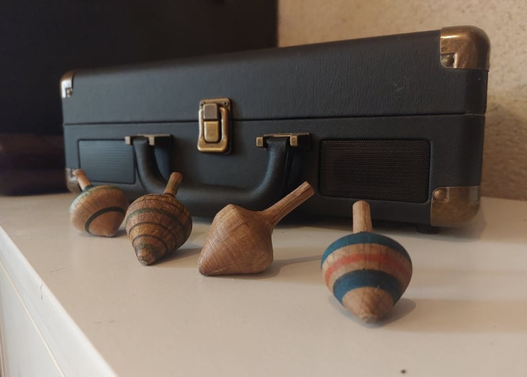 4 toupies en bois