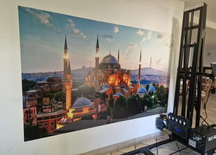 Mural digital personalizado em escritório moderno em Porto