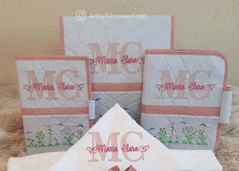Kit personalizado com toalha de banho com capuz + capa para caderneta + porta fralda - Art by Simone