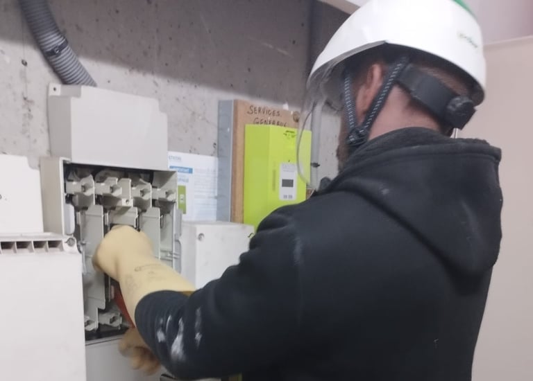 Technicien intervient pour remplaver les fusibles d'une colonne