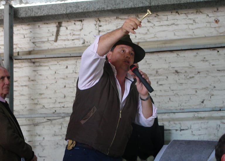 Gervasio Saenz Valiente en pleno remate de Cabaña Agromelú en en la Sociedad Rural de Cañuelas.