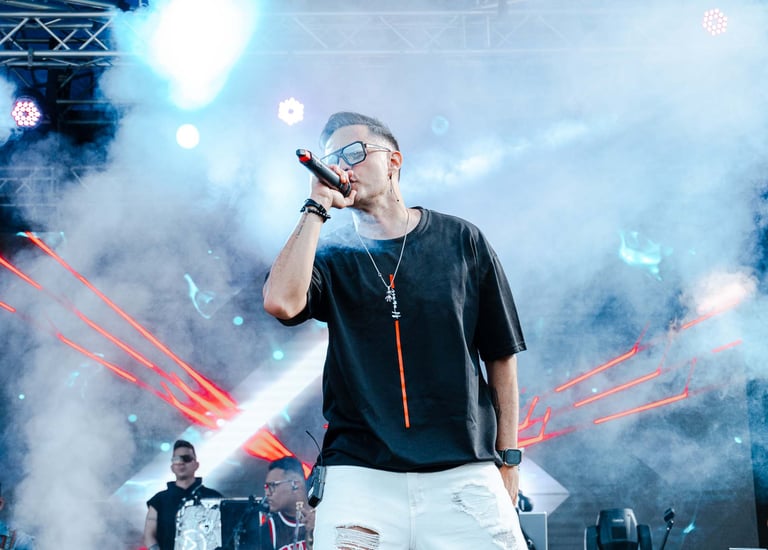 Fotografía profesional de concierto Rumbecu con un vocalista