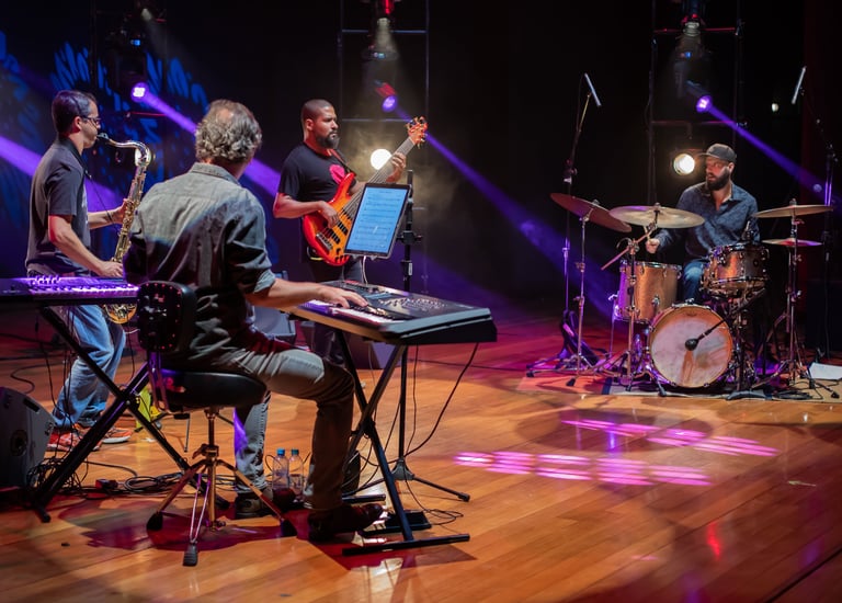 bruno tessele tocando repertorio proprio com bruno tessele quarteto