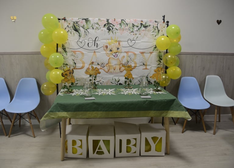 Decoración mesa baby shower con temática del rey león