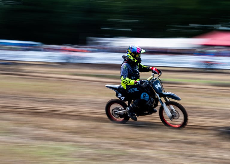 Mofa-Rennen Fahrer in voller Fahrt mit Wischeffekt. Dynamisches Sportfoto von Just Perspectives.
