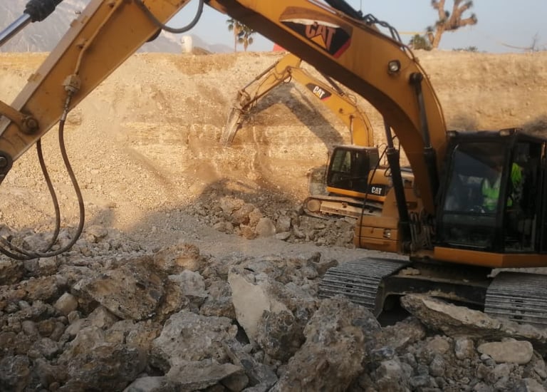 Excavadora 320D con martillo trabajando en sitio