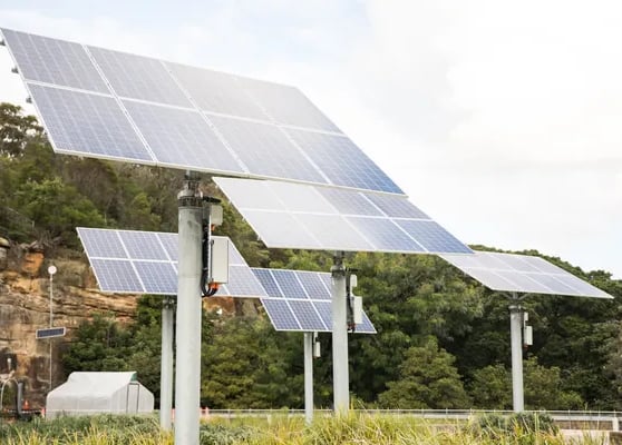 Fotografía desde abajo de paneles solares en León Guanajuato en color azul colocados en alto en el p