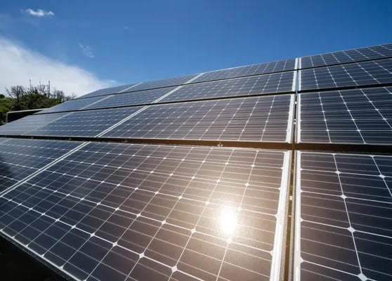 Fotografía de paneles solares en Celaya en color azul ubicados al aire libre para dar energía a una 