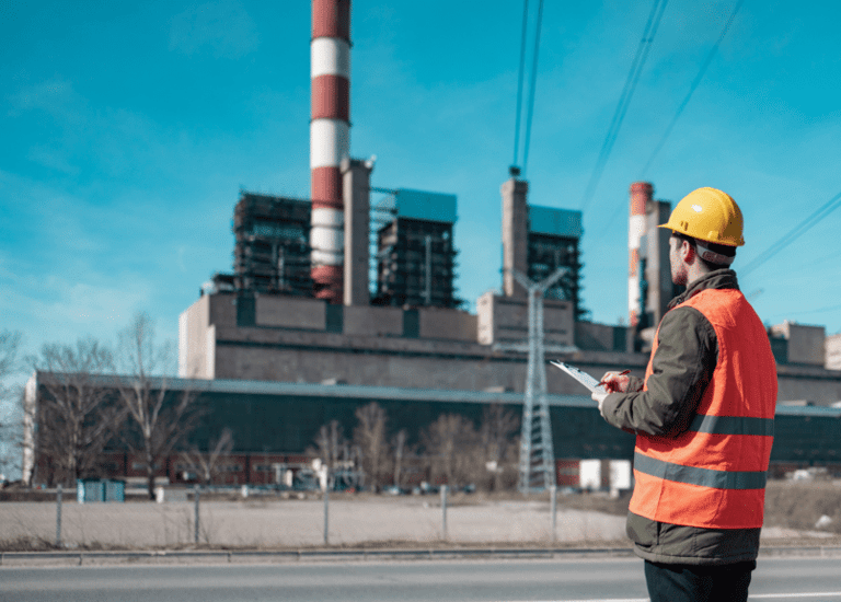 homem de uniforme avaliando a fabrica