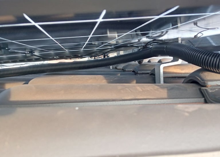 ansicht unter den solarmodulen hochgebundene Kabel