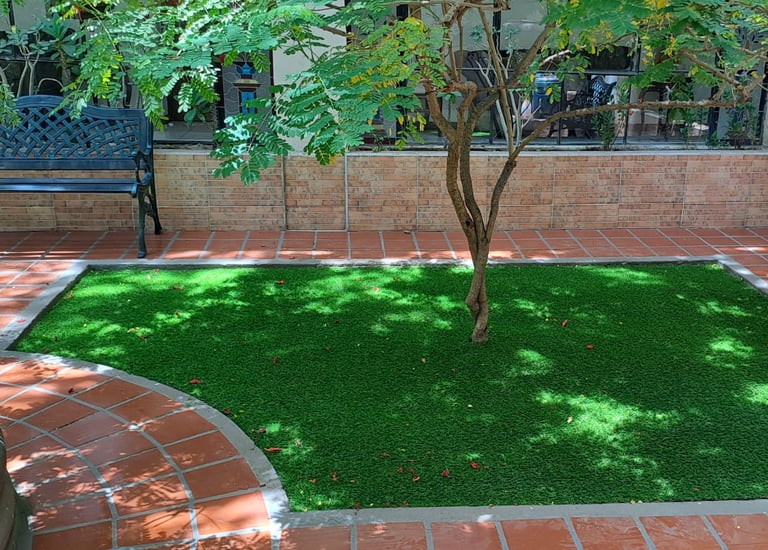 Patio trasero con pasto sintético de alta calidad