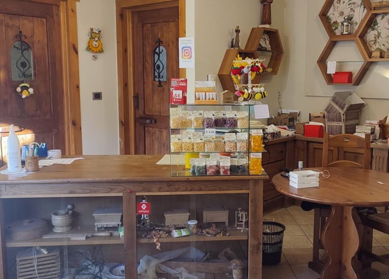 Interno del negozio di Sampeyre della Mieleria Garnero con vista sulla cassa