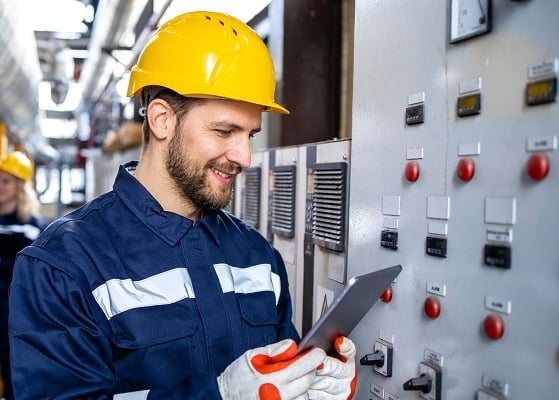 homem reparando o painel de energia