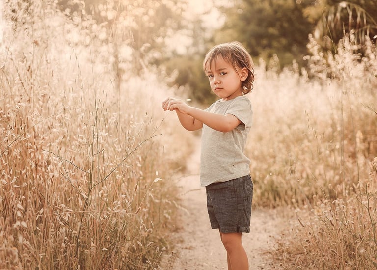 niño en el campo con tonos marrones