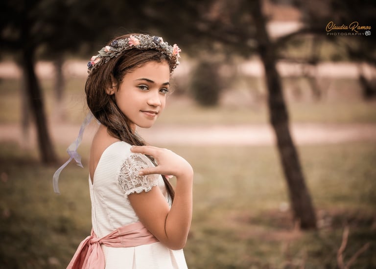 niña primera comunión con diadema de flores