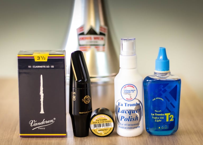 différents accessoires destinés aux instruments à vent, tels que des anches, de l'huile pour piston