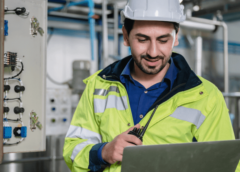 Técnico de mantenimiento utilizando nuestra plataforma