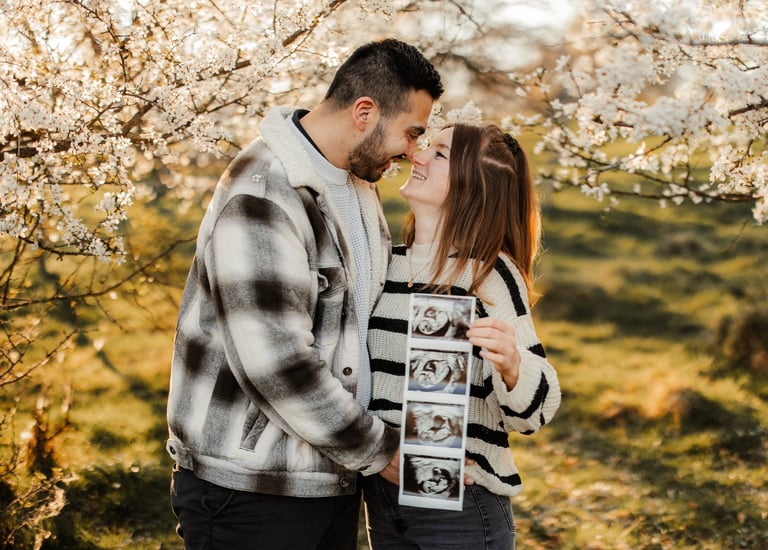 Werdende Eltern präsentieren das Ultraschallbild