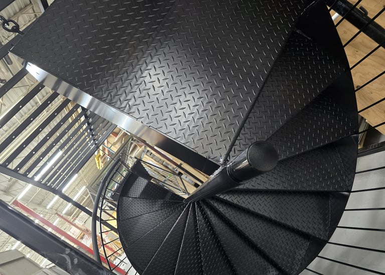 escalier en colimaçon noir