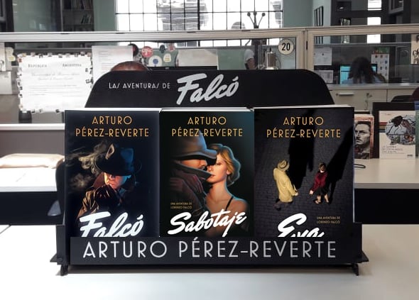 Exhibidor de CheckOut para colección "Las Aventuras de Falcó" de APR para Penguin Random House.