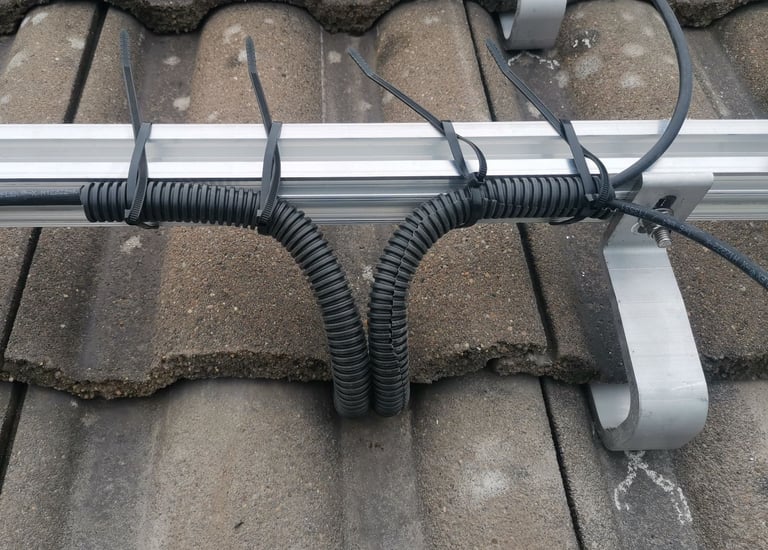 kabelbefestigung in flexrohr an der unterkonstruktion solar