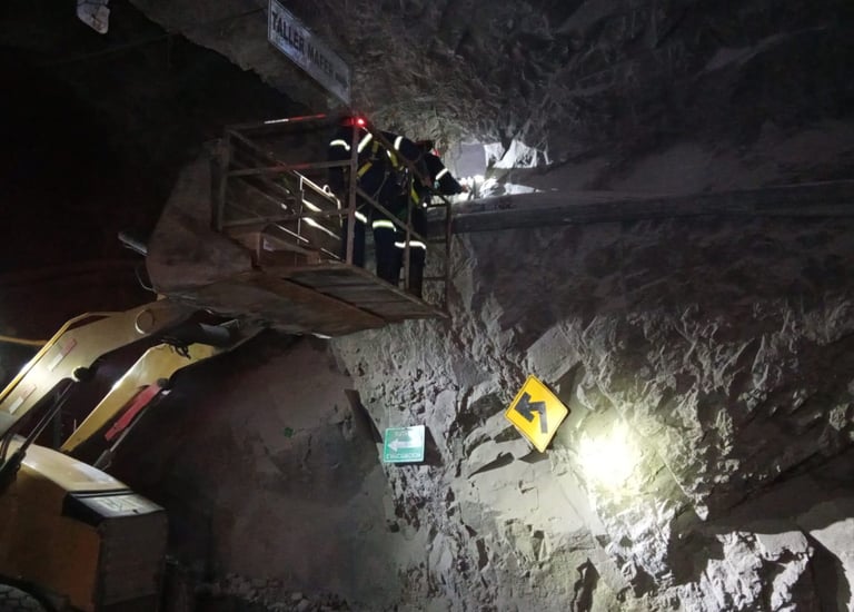 Técnicos de OSVE instalando antenas wifi6 en interior de mina