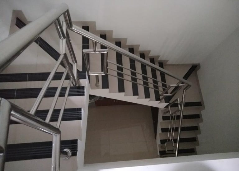 tangga utama letter U dengan railing stainless
