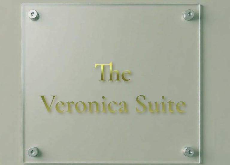 Double en suite hotel room in Hull