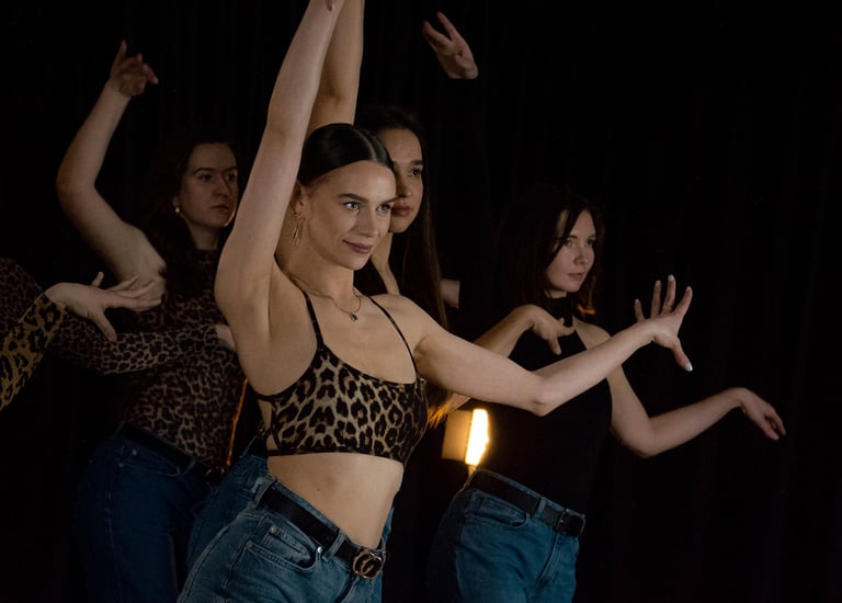 Kadrus foto portfolio pavyzdys – nuotrauka iš merginų fotosesijos filmavimo metu